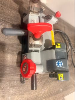 Silca key cutting machine