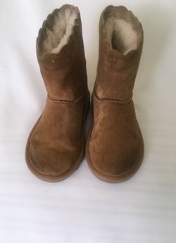 New UGG BOOTS FOR GIRLS SZ 9