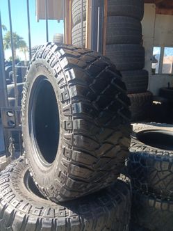 Used set of tires 33 1250 17