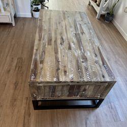 Wood Coffee Table/Mesa De Centro