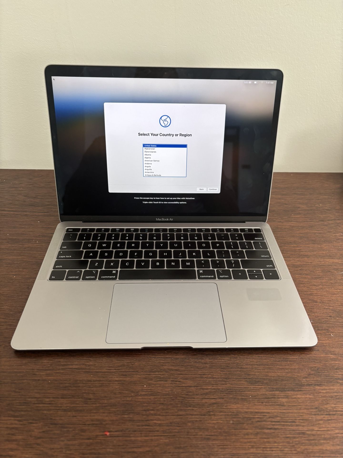 2019 APPLE MACBOOK AIR 13” 8GB, 1.6GHz INTEL i5 DUALCORE 256GB BATTERY Low Count Touch ID W/Charge