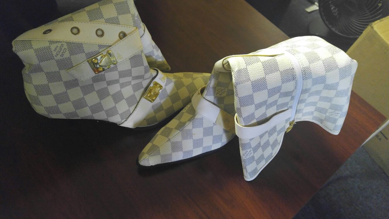 LV LADIES BOOTS / Size 8