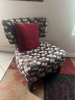 2 Chair with 2 Red Pillow With The Rug
