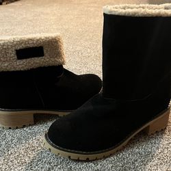 Black Size 10 (42) boots. Brand new and have never been worn. By Libyi. Cuff With Creme 