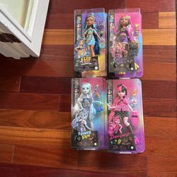 Monster High Dolls (4) 