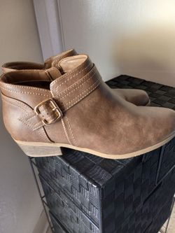 In like new condition women's ankle boots size 11W high quality brand super comfortable $20