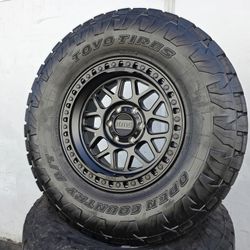 18" KMC KM549 w- 35" Toyo AT3 Tires Tires 35"s