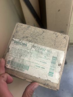 F32T8/LT735 Philips Fluorescent Lights