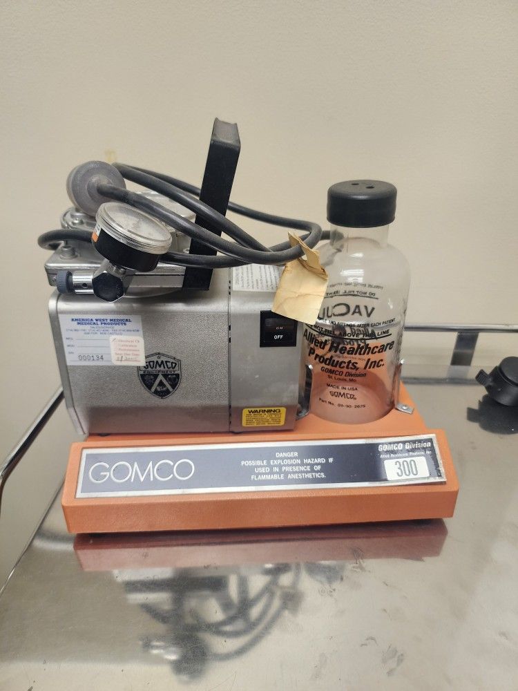 Gomco 300 Tabletop Aspirator