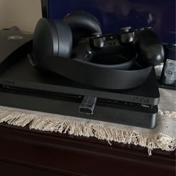 Playstation 4 Bundle, Including Headphones