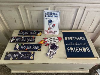 Room signs / Lamp $15