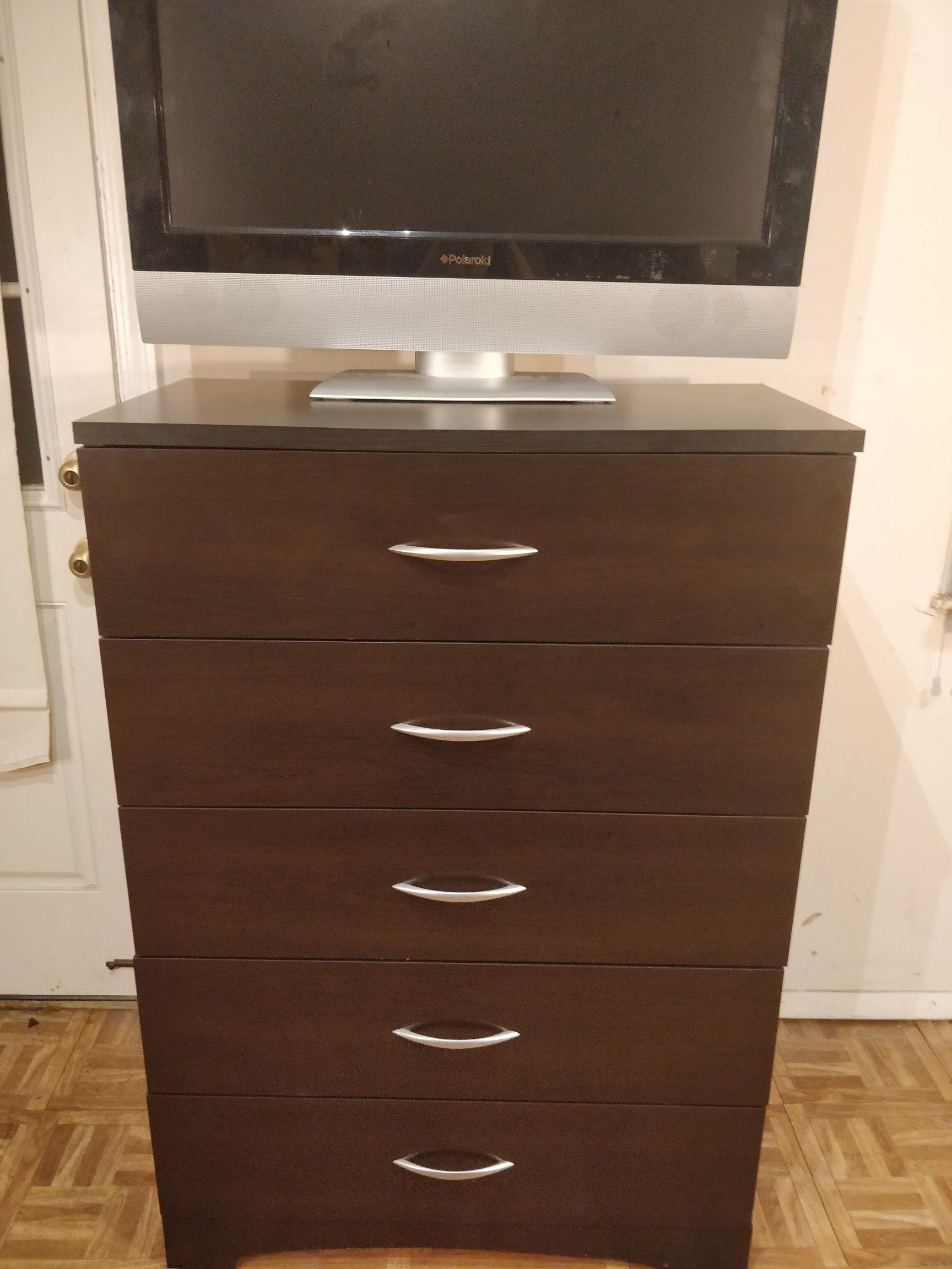 Like new chest dresser/TV stand with drawers in great condition, all drawers sliding smoothly, pet free smoke free. L31.5"*W16.5"*H46"