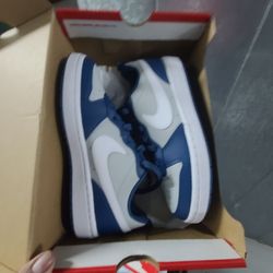 2 PAIR BUNDLE OF NIKE WOMENS SHOES (SIZE 7 WOMENS/5.5Y)