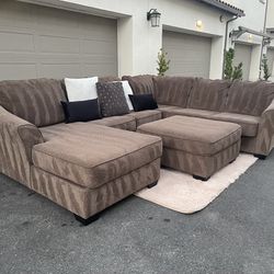 Huge Brown Sectional Couch From Ashley Furniture In Like New Condition - FREE DELIVERY 🚛
