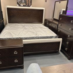 New FLOOR SAMPLE King Set Bedroom Set