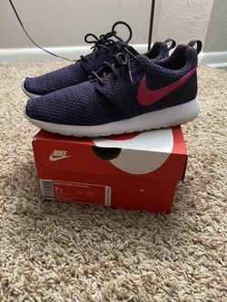 Nike Roshe One size 7y