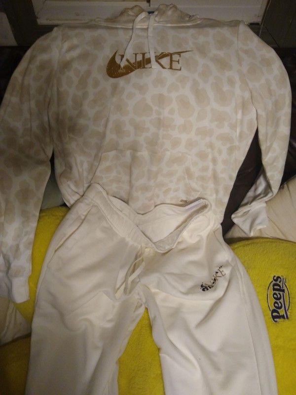 Nike Womens Sweat Suit for Sale in West Mifflin, PA - OfferUp