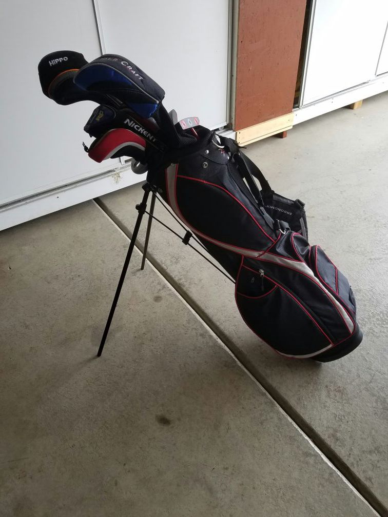 Ergonomic golf bag with some putters and hybrid clubs
