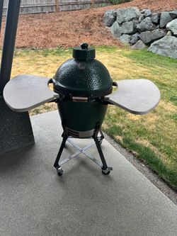 Big Green Egg with Cradle and Side Tables