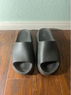 Yeezy Slides size 10