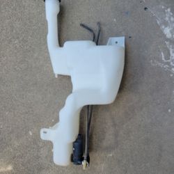 Windshield Washer Reservoir With Pump Ford Fiesta 2016