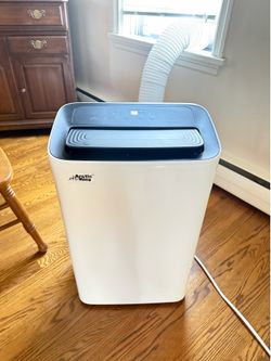 8000 BTU Portable Air ConditionerArctic King Like New with box and remote