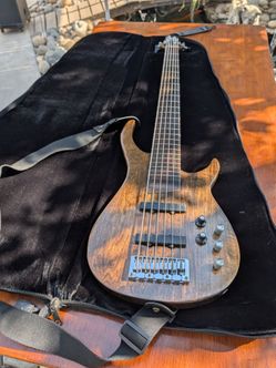 Bass guitar
