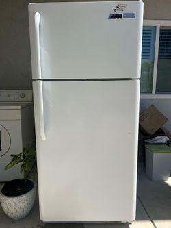 Frigidaire Refrigerator 18 Cu Ft – Works Great