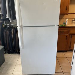 Frigidaire Top Freezer Refrigerator LIKE NEW 