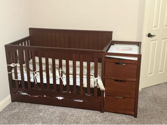 Graco Hadley 5-in-1 Convertible Crib and Charger