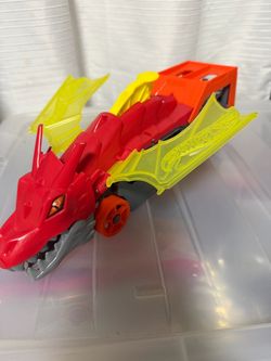 Hot Wheels city Dragon launch transporter car with wings Holds up to six Hot Wheels 1:64 scale cars (loads three in the body). #dragon #transforming