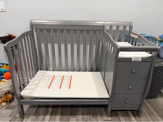 Baby Crib with storage