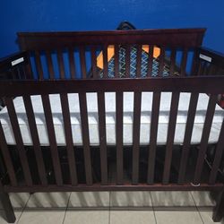 Baby Crib / Mattress 