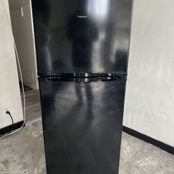 Top Freezer Refrigerator in Black