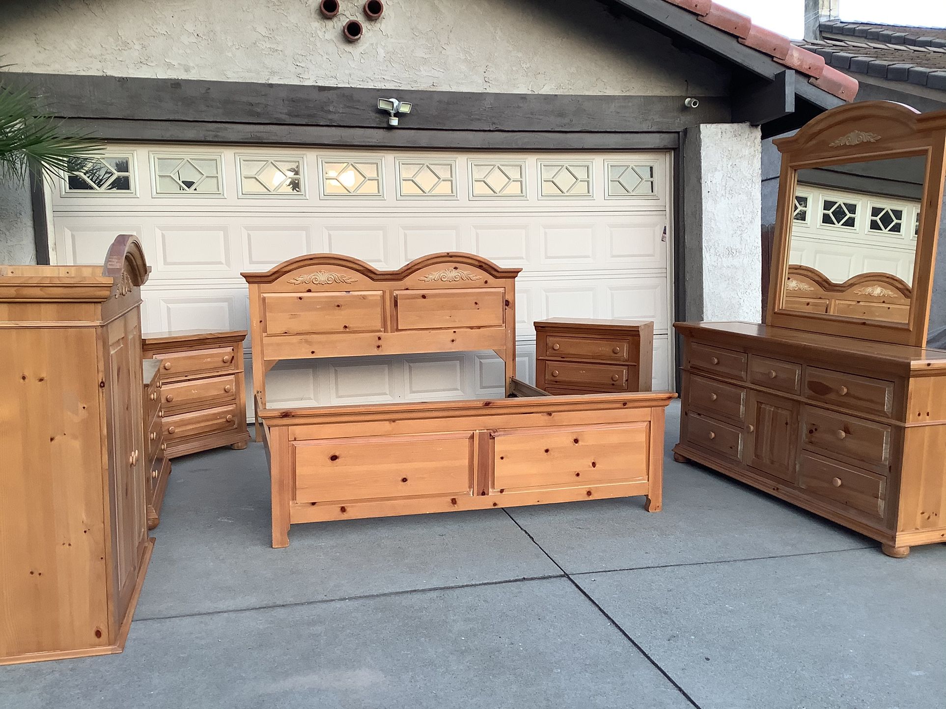 Cal King Broyhill Bedroom Set