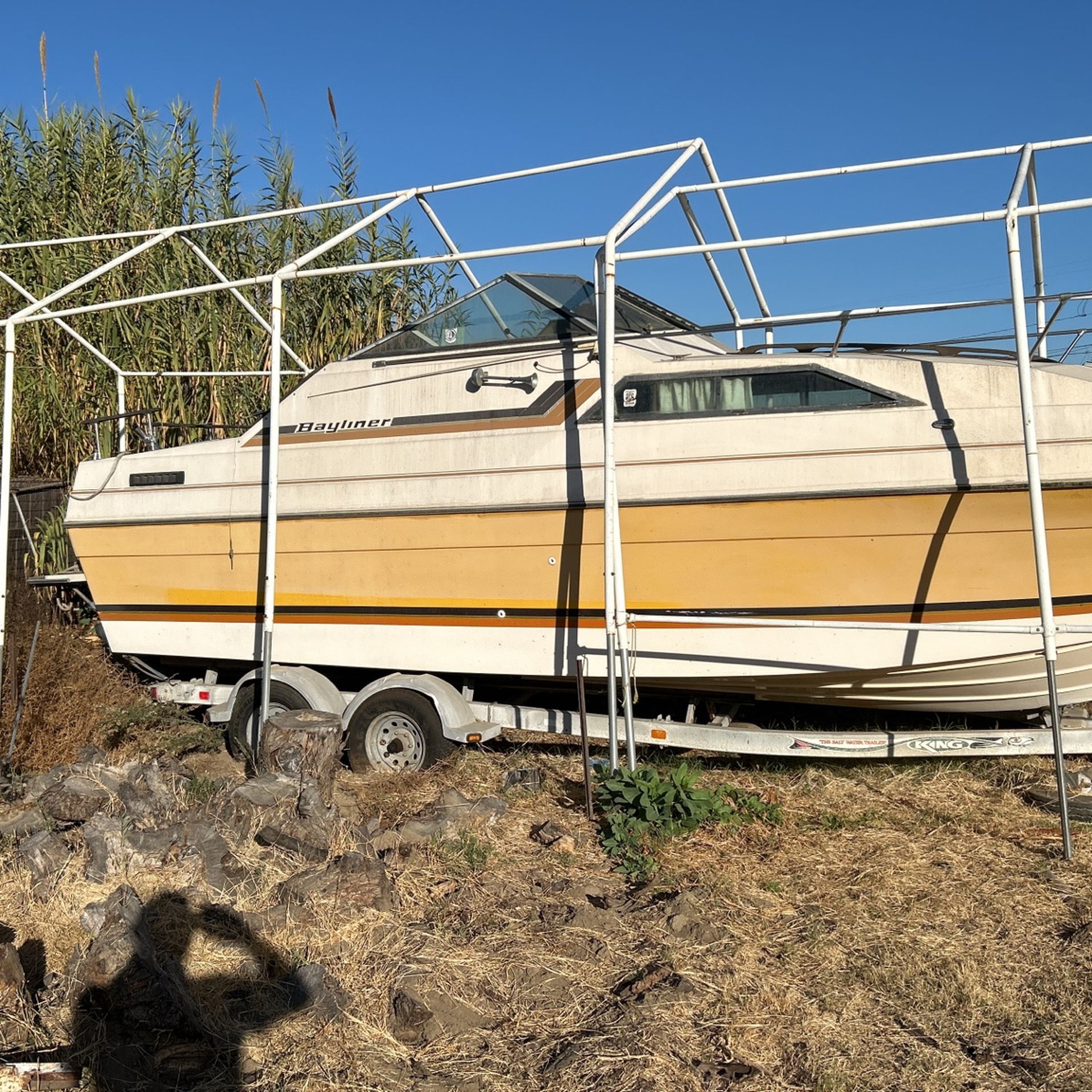 28’ Bay liner Sunbridge Project Boat, With Trailer!