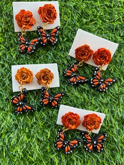 Bellos aretes de Mariposa Monarca, hechos a mano  $12 el par ! Hechos en Mexico, Ligeros . En el are de Ontario