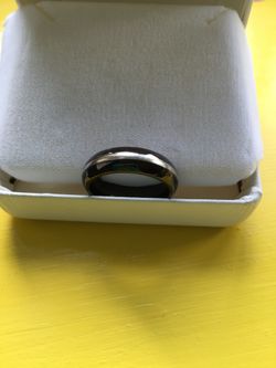 18k white gold and black titanium band. Good condition. Good price! Size 7.