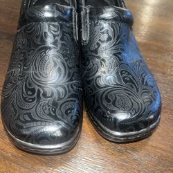 Yuu Black Clogs Sz 7 Women’s Excellent Preowned Condition