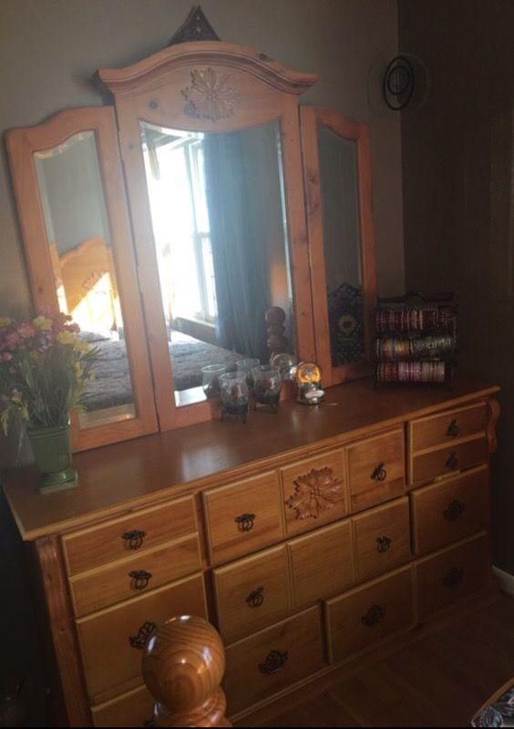 Selling full wood bedroom set with mattress and box spring size full