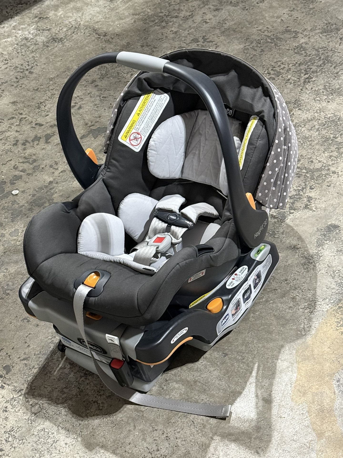 Almost New! Chicco KeyFit30 Baby Car seat + Base