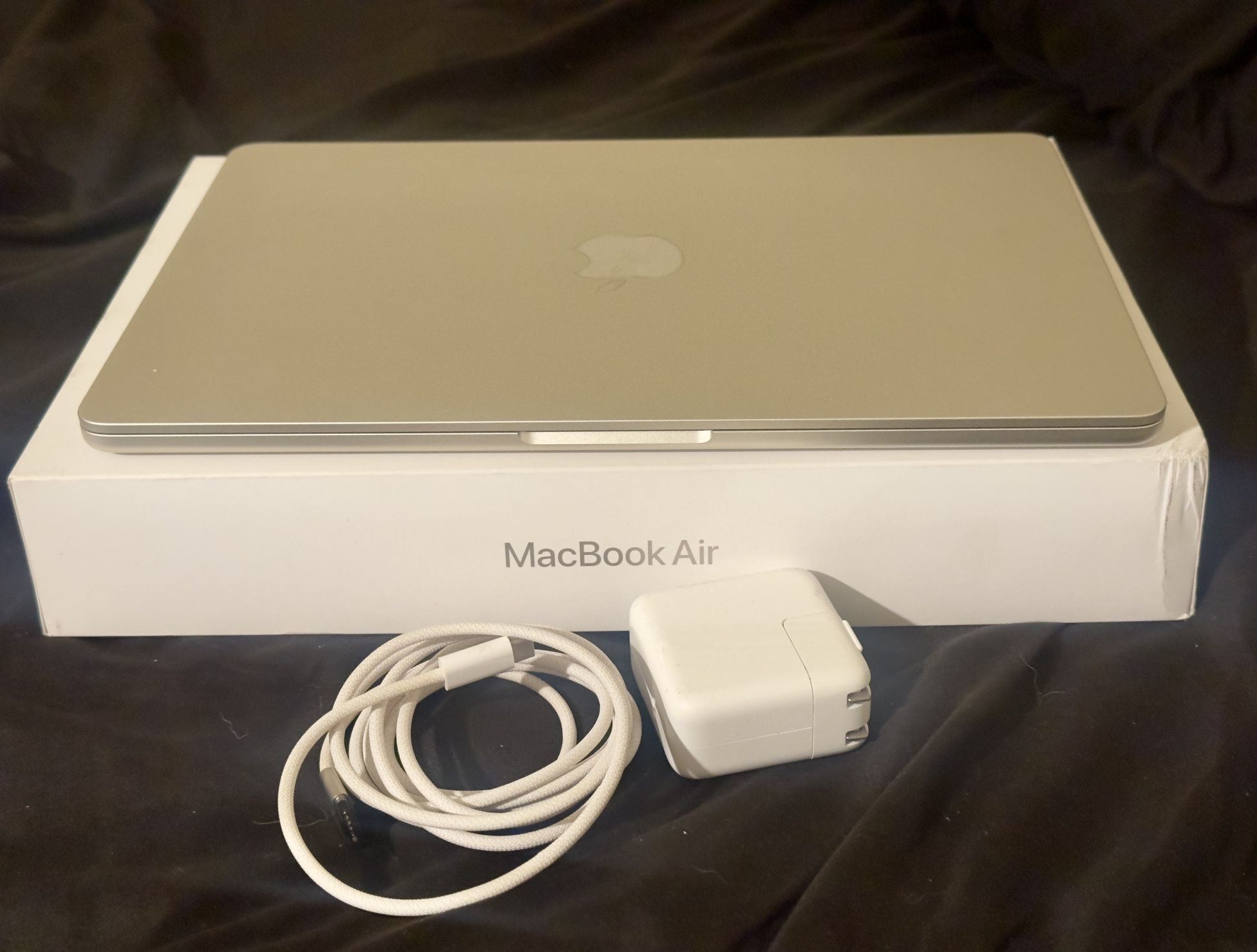 MacBook M3 16Gb Ram 256Gb Memory