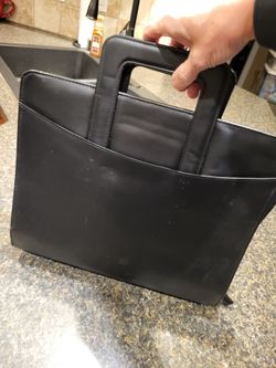 Black satchel with retractable handles / binder