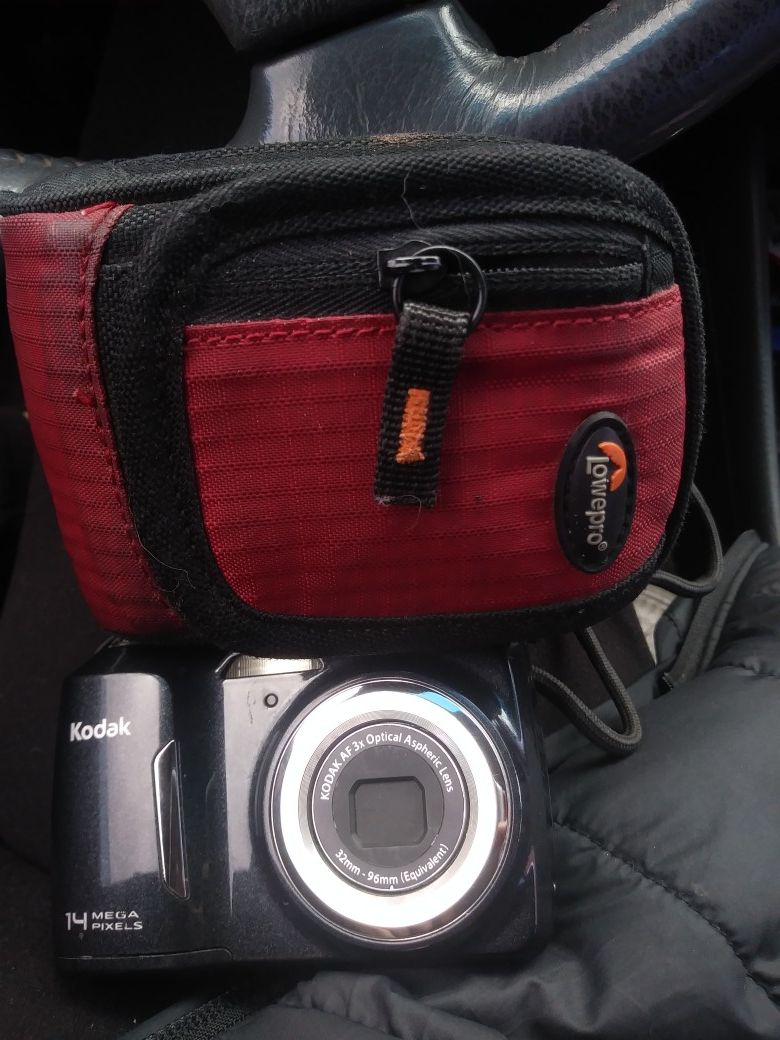 Kodak Easy Share 14 Megapixel Digital Camera with Case