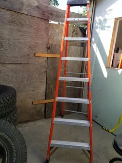 Es una Escalera de 8 pies fibra de vidrio