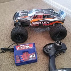 RC Traxxas Rustler 3s In Good Condition Come With A Charger And A Control No Battery $250 Best Offer