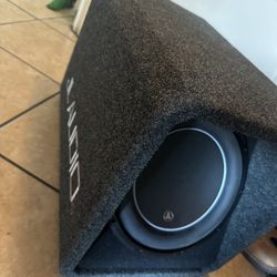 JL Audio 12" W6v3 subwoofer Stealth box 