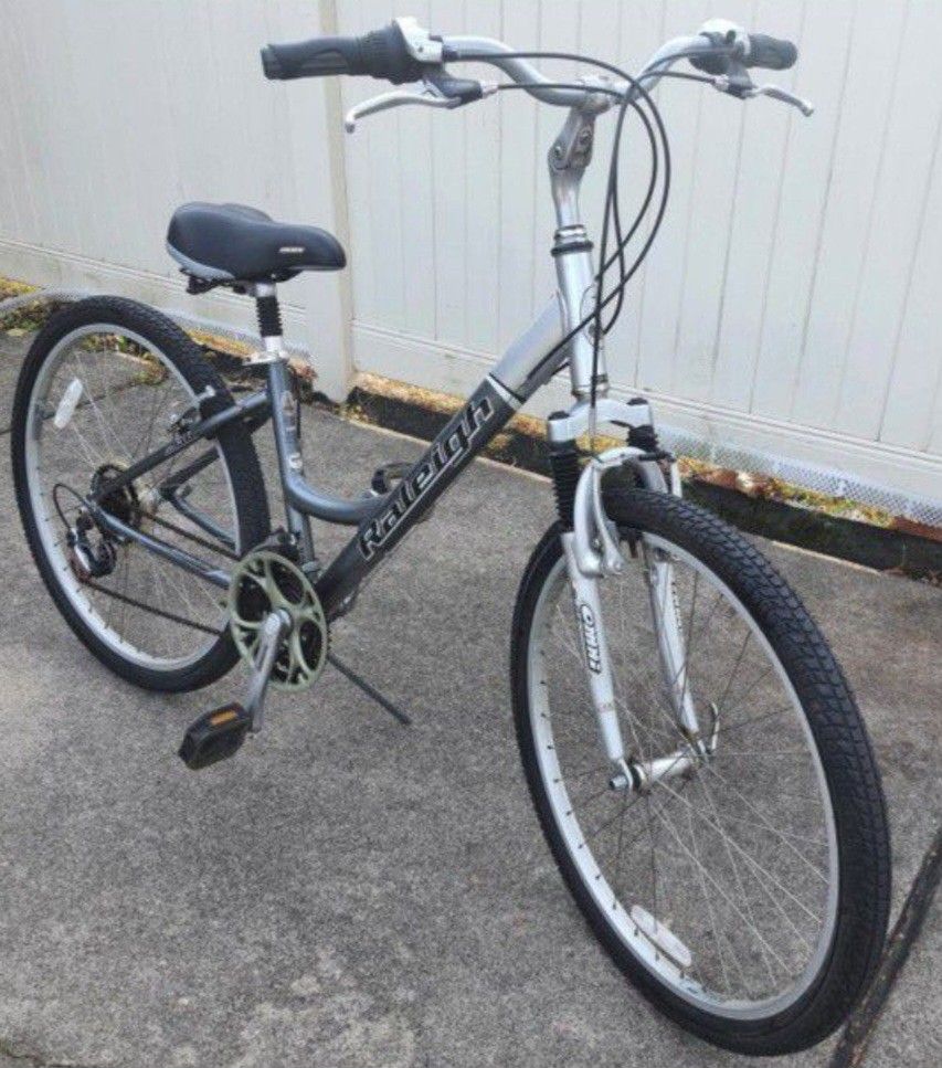 Raleigh 2020 Venture 2 Step Thru Comfort Bike
Beautiful bike
Super comfortable
With dual suspension
Retail price 500$