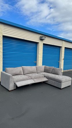 Thomasville Miles Sectional With Power Foorest