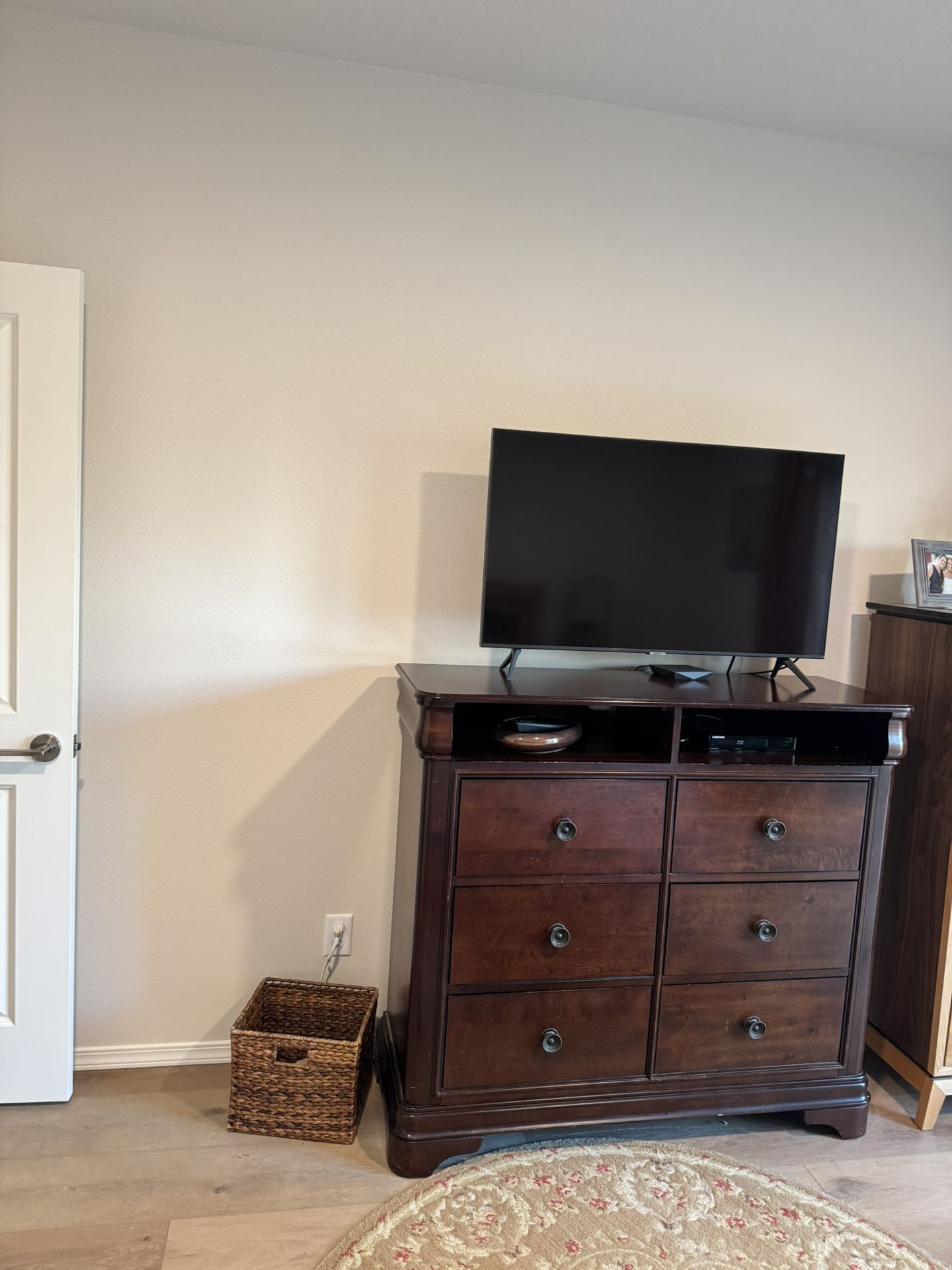 Great 6 Drawer Dresser/TV Stand/storage